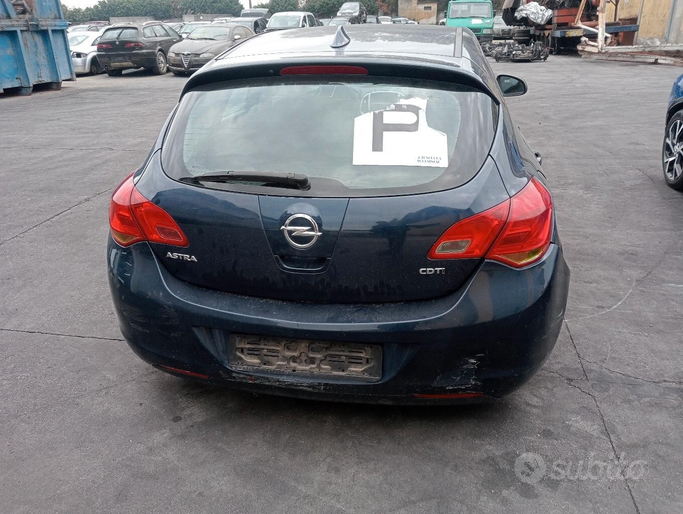 Opel Astra J 2013 demolita per ricambi